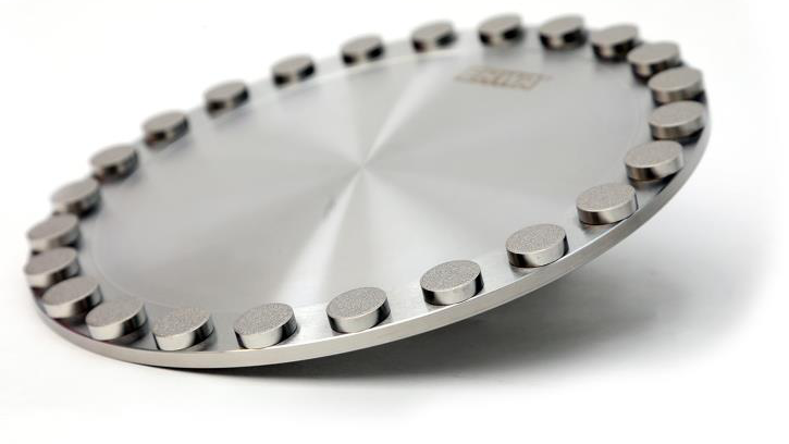 Conditioning disc with circumferential pellets.