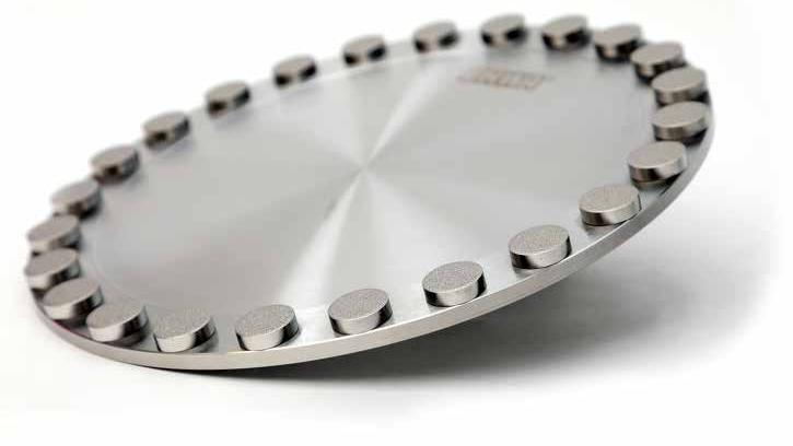 Conditioning disc with circumferential pellets.