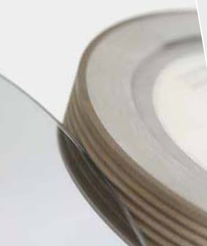 Metallgebundenes Profilwerkzeug für Seitenspiegelglas.