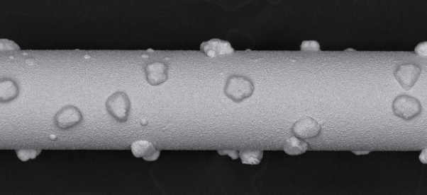 Diamantbelegter Draht mit vollständigem 500-µm-Maßstab.