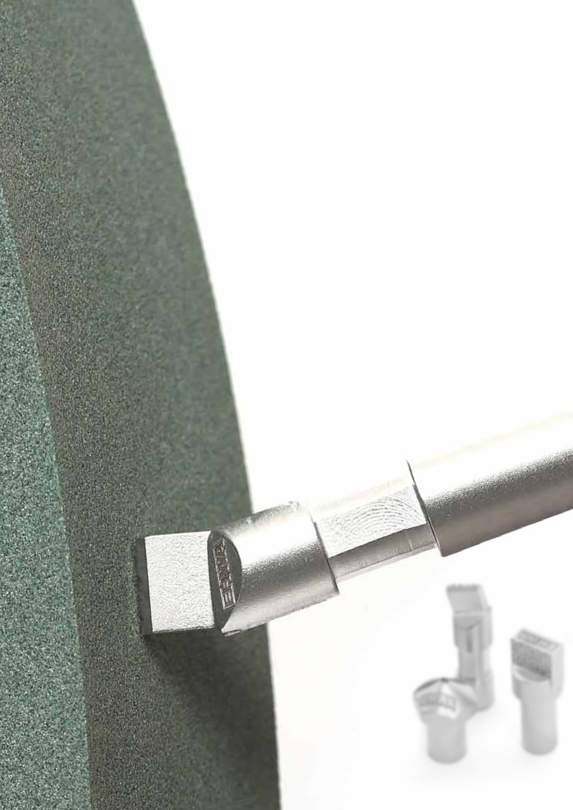 Stationäres Diamantabrichten: Abrichter und Schleifscheibe
