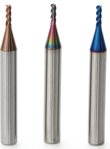 Kleine Hartmetallwerkzeuge mit unterschiedlichen Beschichtungen.